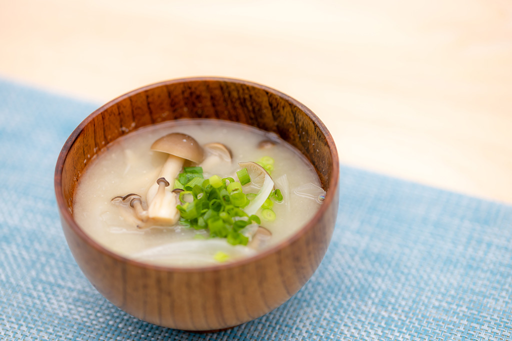 玉ねぎ×しめじの味噌汁(イメージ)