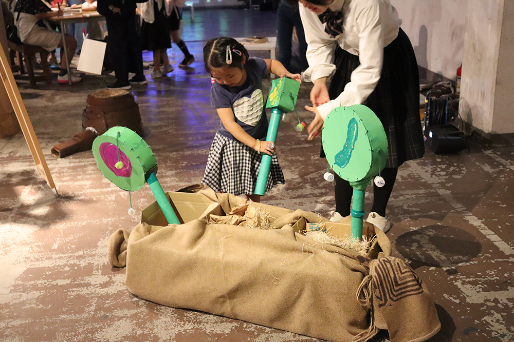 体験型アート作品で遊ぶ様子/すみのえアートビート2024（大阪府/大阪市）