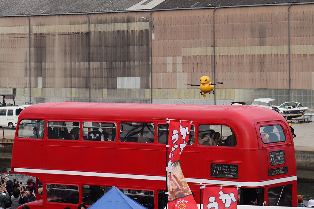 ロンドンバス＆アヒルちゃんドローン/すみのえアートビート2024（大阪府/大阪市）