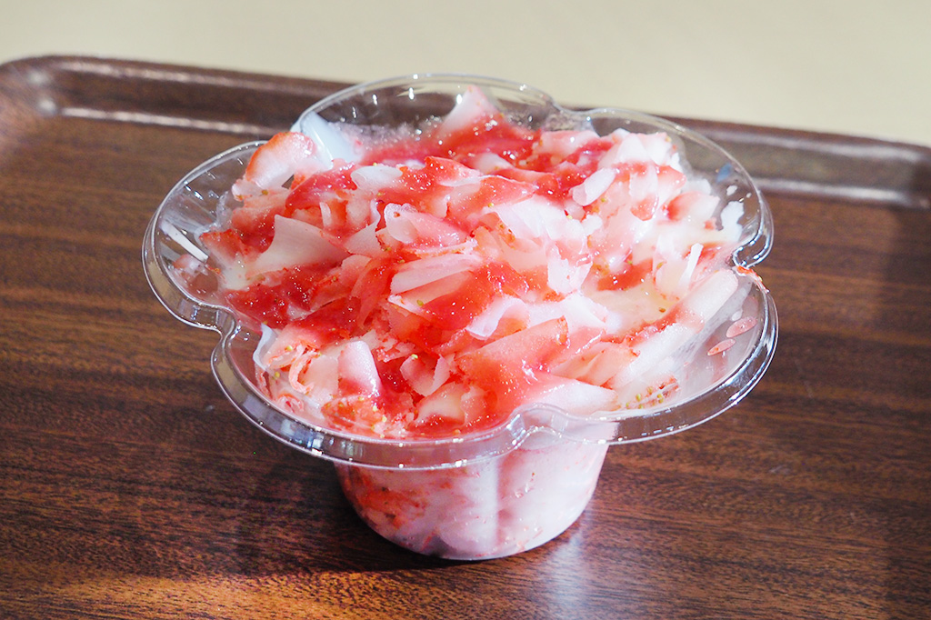 レストランファームキッチンの名物かき氷「丸ごといちご削り氷」のハーフサイズ/成田ファームランド(千葉県/成田市)