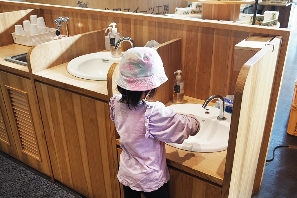 レストラン「ファームキッチン」横の手洗い場/成田ファームランド(千葉県/成田市)