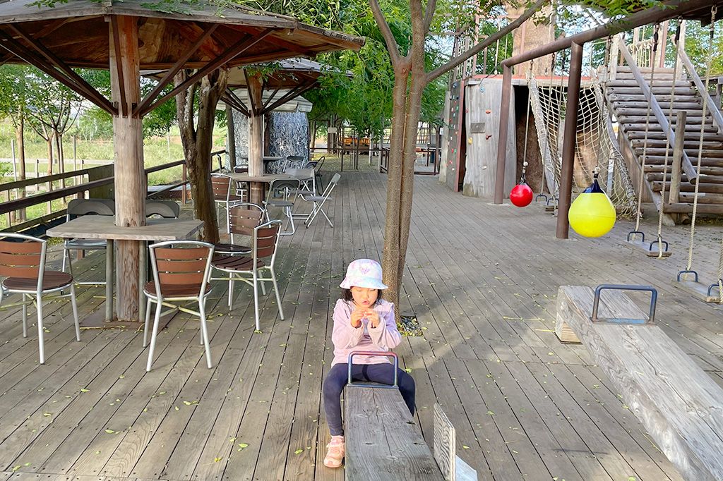 遊具横のテーブル&チェア/成田ファームランド(千葉県/成田市)