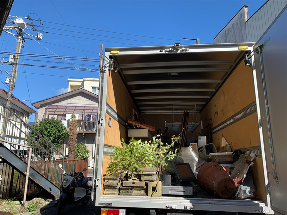 トラックでのゴミ捨て作業の様子/Restaurant MADY(福島県/南相馬市)