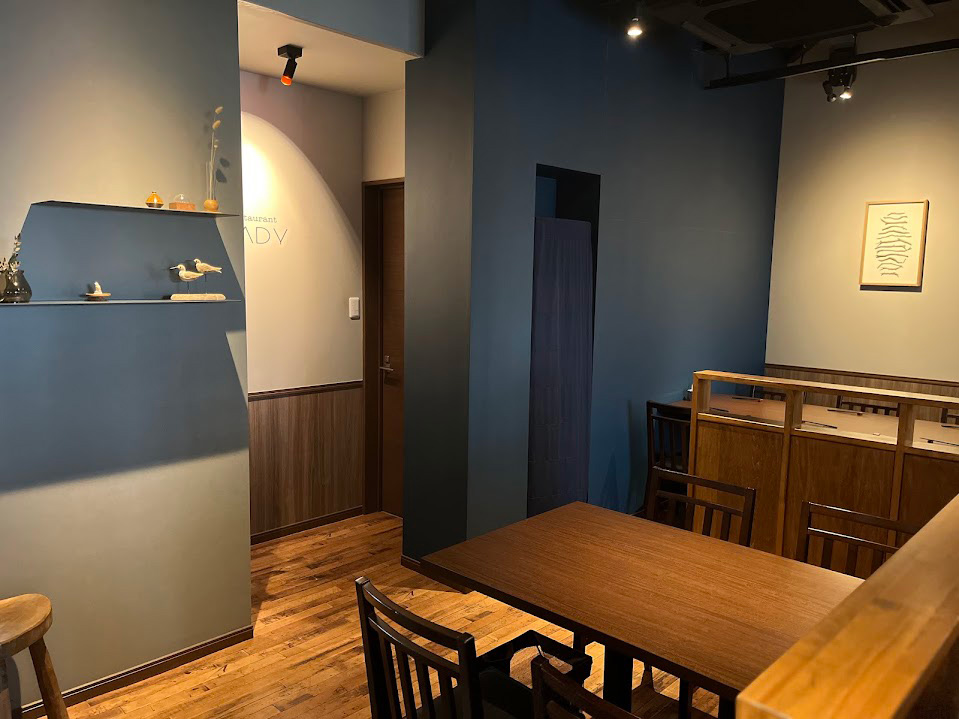 落ち着いた紺色の壁紙が印象的な内装/Restaurant MADY(福島県/南相馬市)