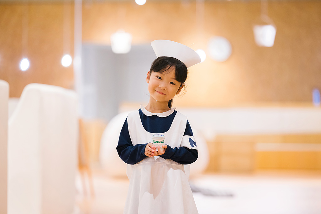 「リトルナース」の衣装を着て記念撮影する様子/LAY! PARK×ロート製薬 「やさしいおせっかい」なあそび（東京都/立川市）