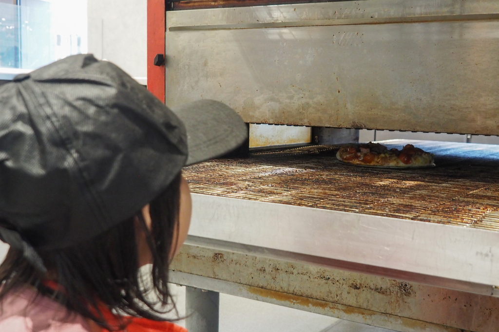 反対側からのぞき込む/ピザアカデミー