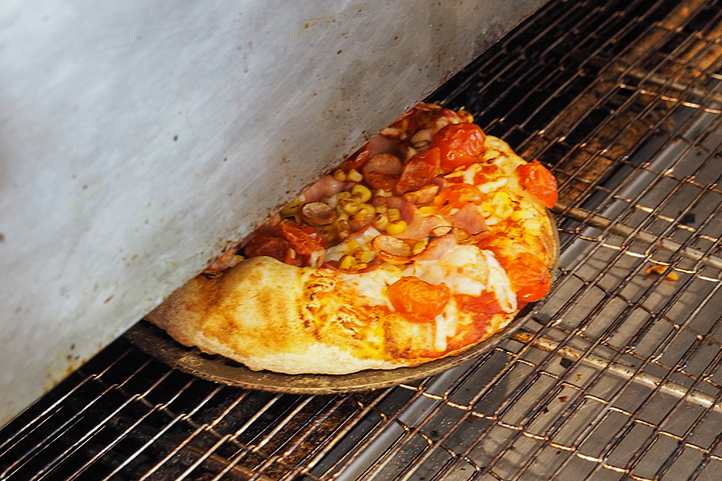 アツアツのピザが顔を出す/ピザアカデミー