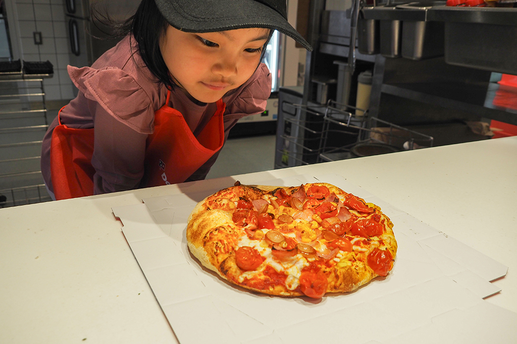 ピザ箱の上に置かれたピザ/ピザアカデミー