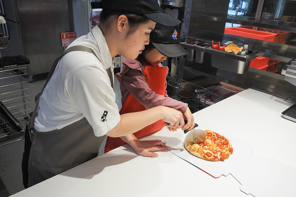 できあがったピザを一緒にカット/ピザアカデミー