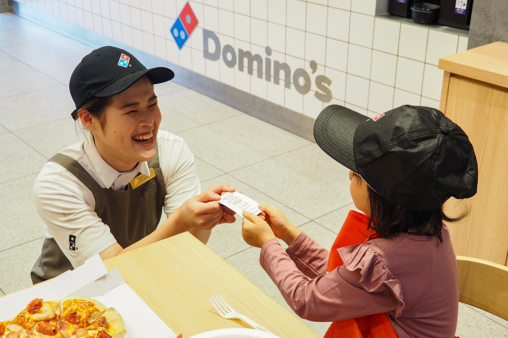 おねえさんからなにやらカードのプレゼントが！/ピザアカデミー