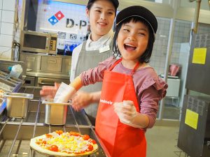ドミノ・ピザのお仕事体験「ピザアカデミー」に密着！自由なピザ作りとポテト無料に感動