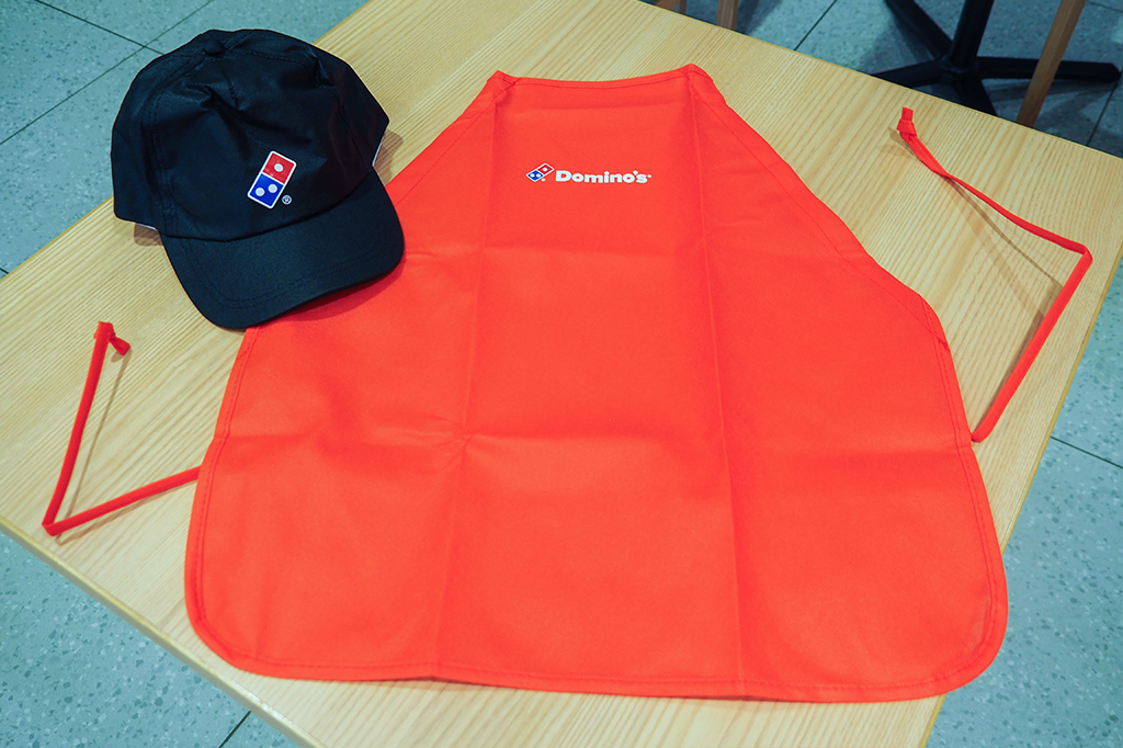 まずもらえるのがオリジナルのエプロンとキャップ/ピザアカデミー