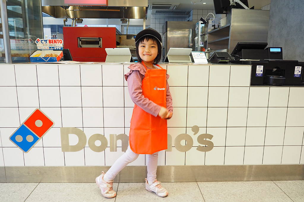 帽子をかぶれば、憧れのドミノクルーに変身/ピザアカデミー