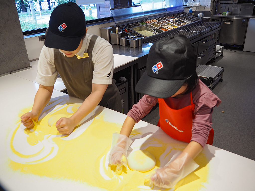 トウモロコシの粉でできたコーングリッツをまぶす/ピザアカデミー