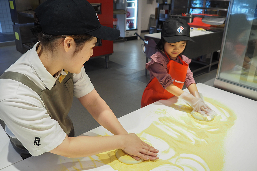 上からやさしく押さえていく/ピザアカデミー