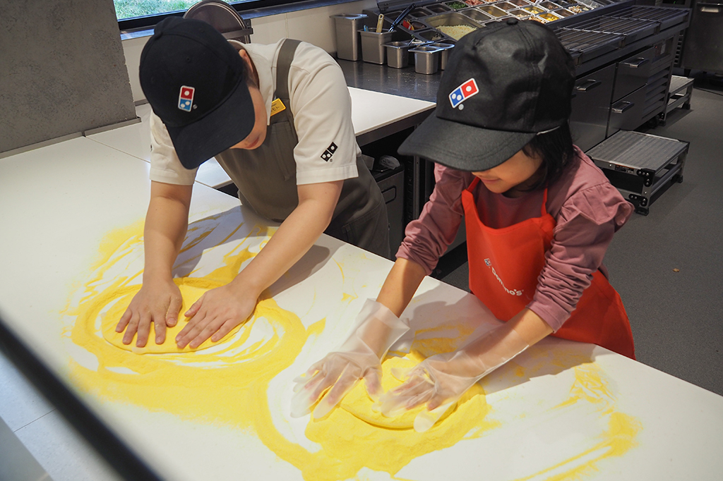 ひっくり返してまたコーングリッツをかけながら、さらに伸ばしていく/ピザアカデミー