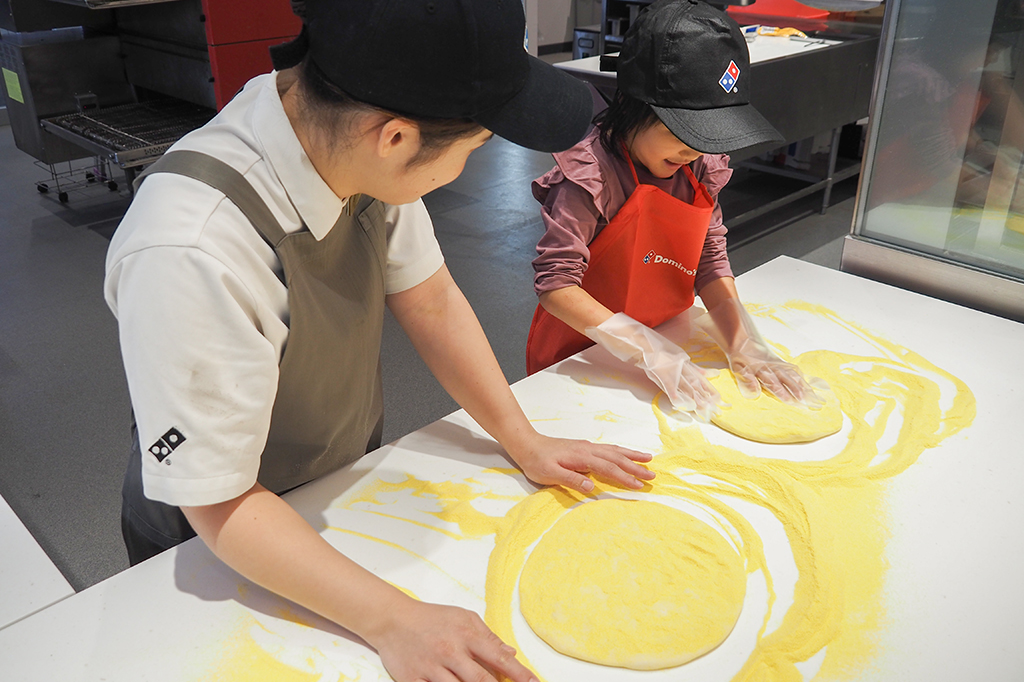 薄くまんまるのピザ生地のできあがり/ピザアカデミー