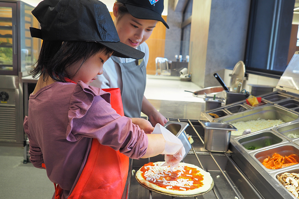 トッピング台に移動して、チーズをたっぷりまぶします/ピザアカデミー