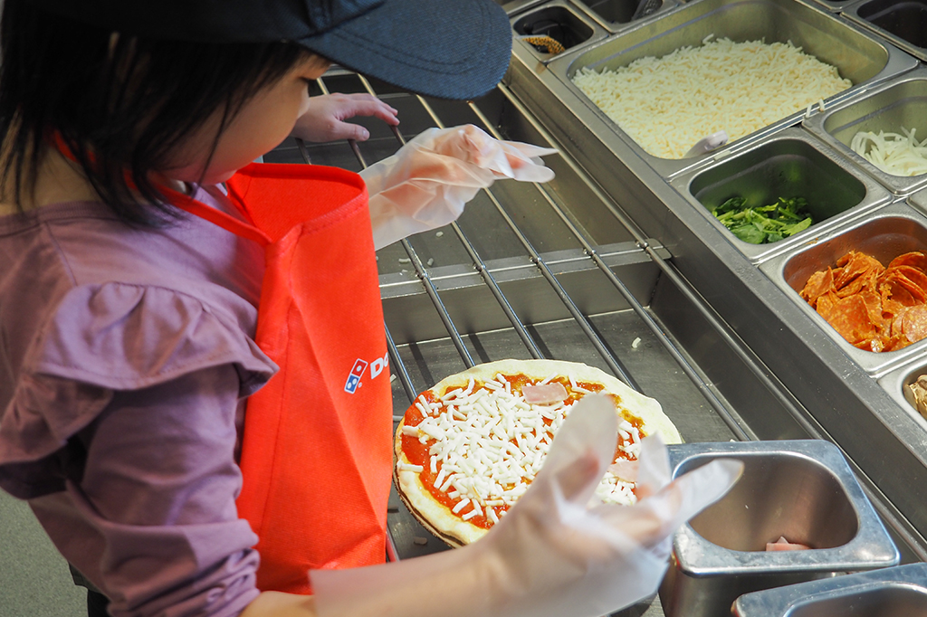 具材のトッピング/ピザアカデミー