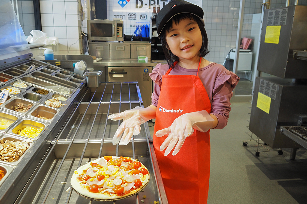 チェリートマト、粗びきソーセージ、ハムものせて完成/ピザアカデミー