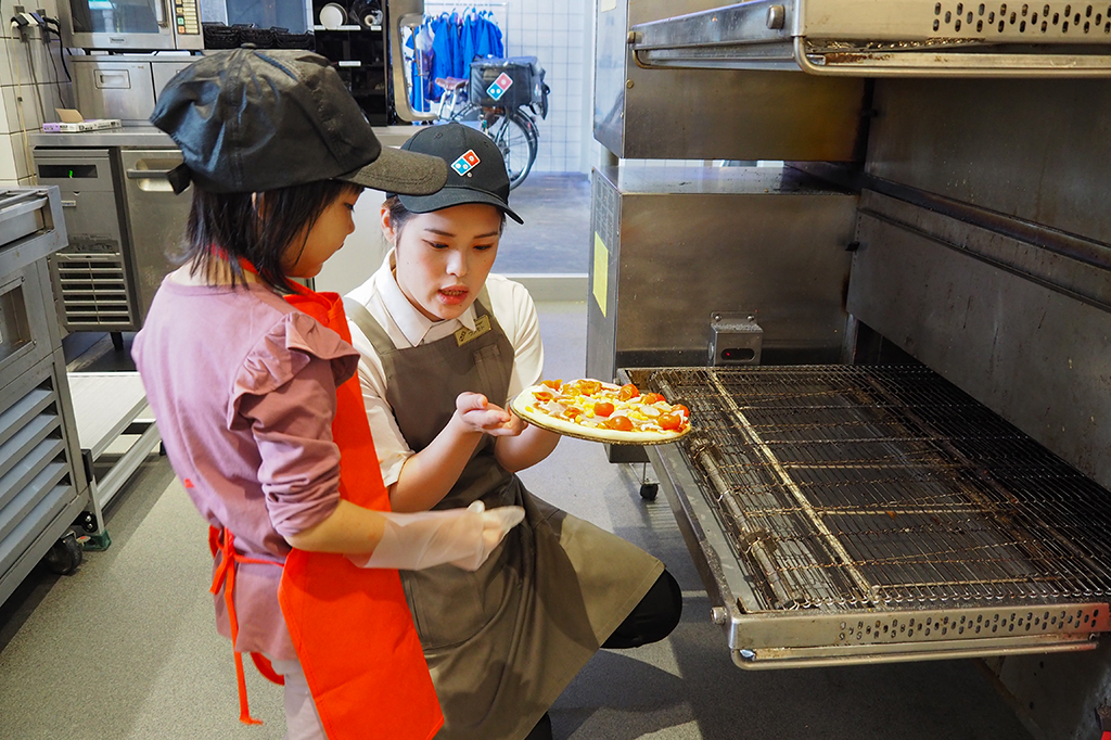 大きなオーブンで焼いていく/ピザアカデミー