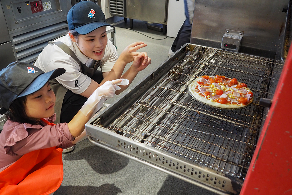 約5分かけてゆっくり移動しながら焼かれる/ピザアカデミー