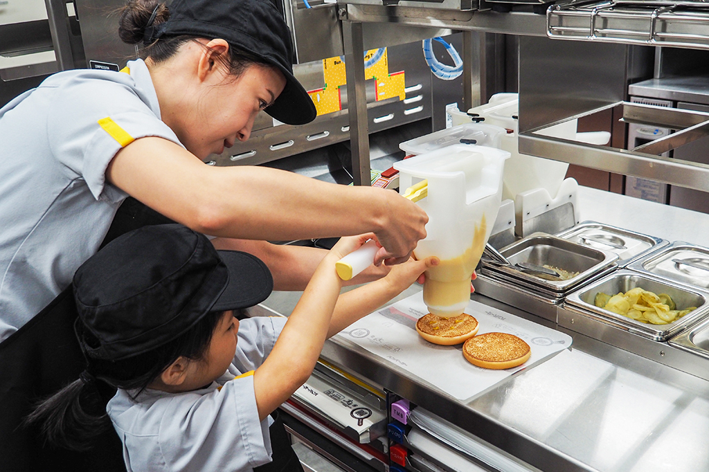 ハンバーガー作り体験／マックアドベンチャー