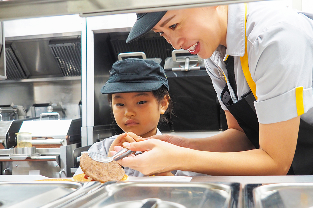 いよいよ仕上げに真剣な表情/マックアドベンチャー