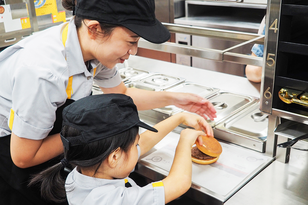 上にバンズものせて…/マックアドベンチャー