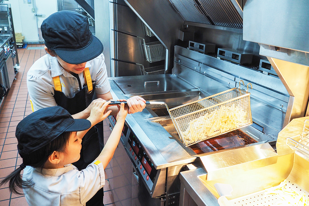 凍ったままのポテトを油に入れて、ボタンを押す/マックアドベンチャー