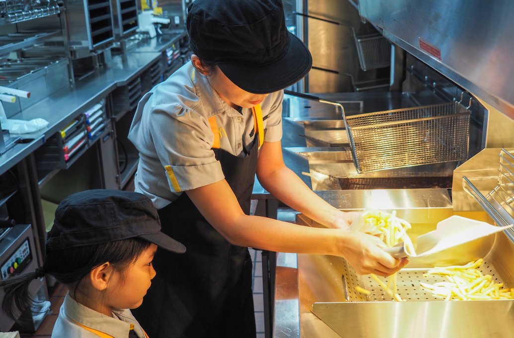 袋に入れるときは、こぼれずにきれいに入れられる専用のスクープを使います/マックアドベンチャー