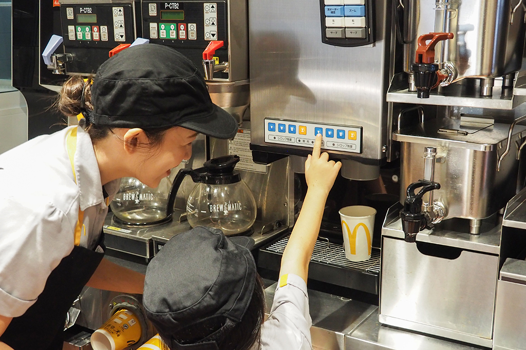 ジュースは種類を自由に選べてワンプッシュで出てきます/マックアドベンチャー