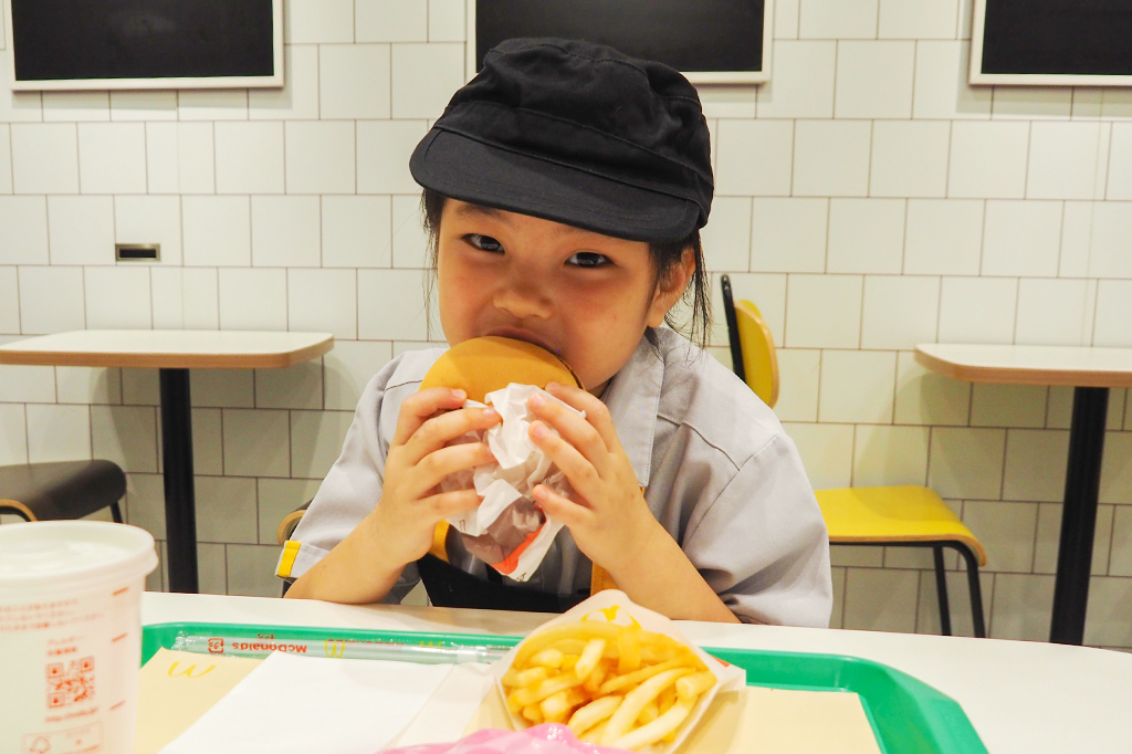 最後は一生懸命自分で作ったハンバーグやポテトをいただいてプログラム終了/マックアドベンチャー