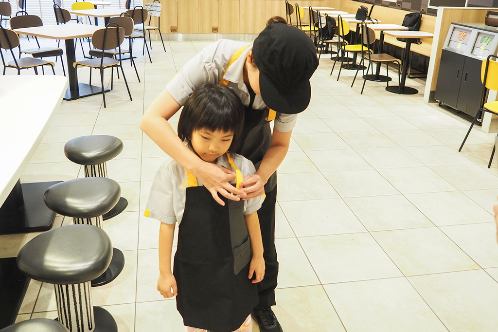 ユニフォームもエプロンも簡単に着られる/マックアドベンチャー