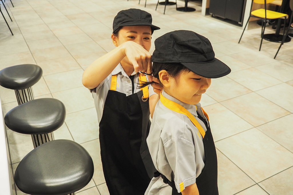 最後に髪を束ねて帽子を被ったらお着替え完了/マックアドベンチャー