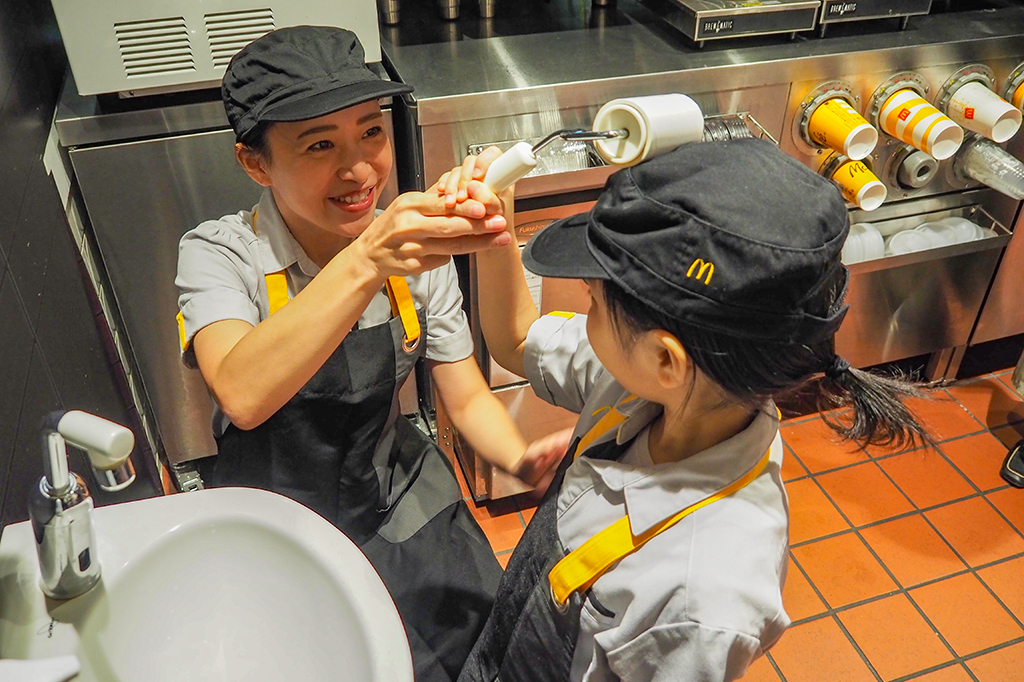 コロコロ(粘着クリーナー)で、帽子やユニフォームに付いた小さなホコリまでしっかり取ります/マックアドベンチャー