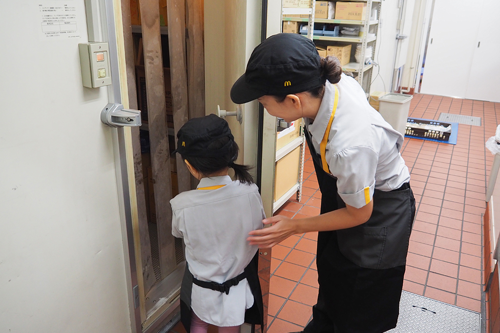 マイナス20度の冷凍庫の中で、食材が新鮮に保たれている/マックアドベンチャー