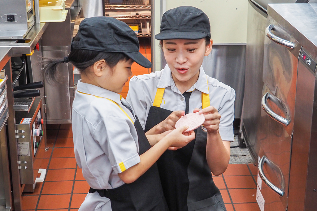 取り出したお肉(ビーフパティ)は凍っているのでカチンコチン/マックアドベンチャー