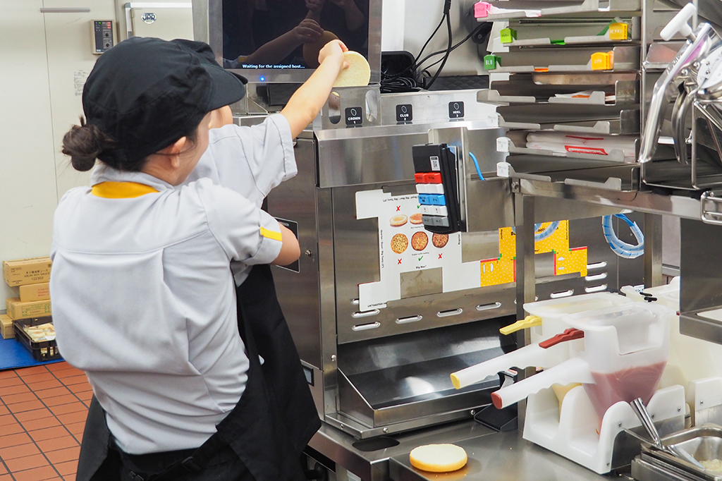 バンズの上と下を間違えないように、専用のトースターにドロップイン/マックアドベンチャー