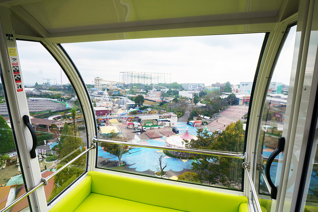 新観覧車の広いゴンドラ内/よみうりランド(東京都/稲城市)