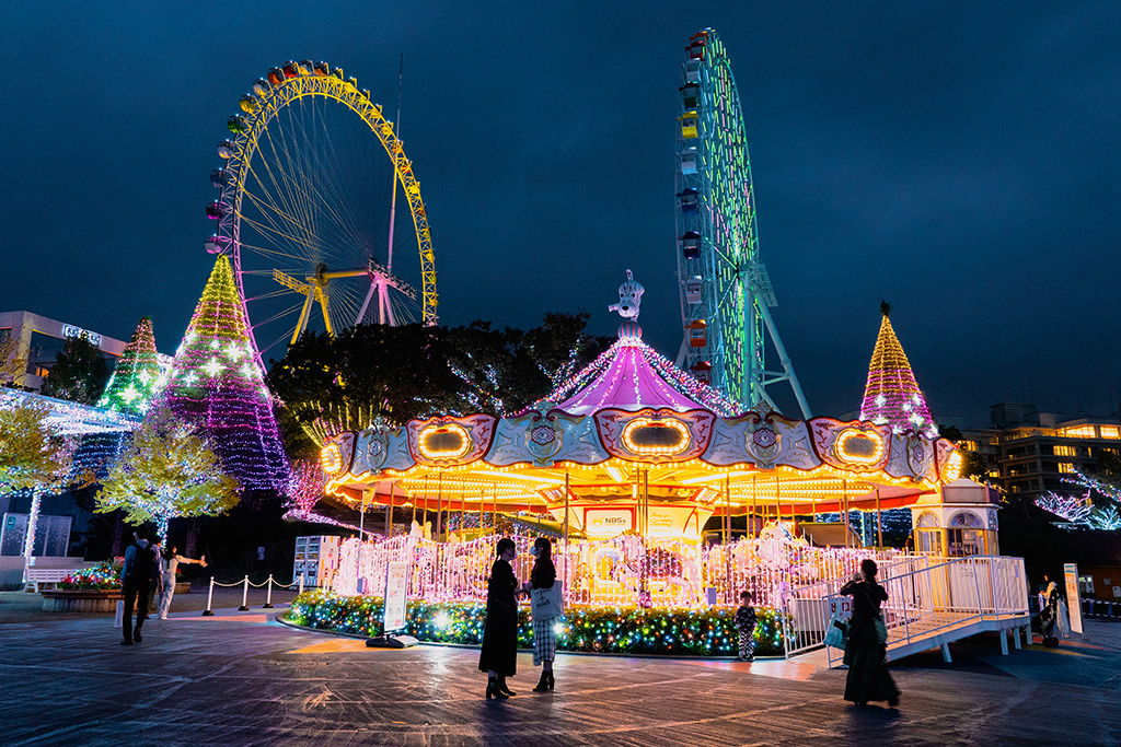ライトアップされた「メリーゴランドドッグ」/よみうりランド(東京都/稲城市)