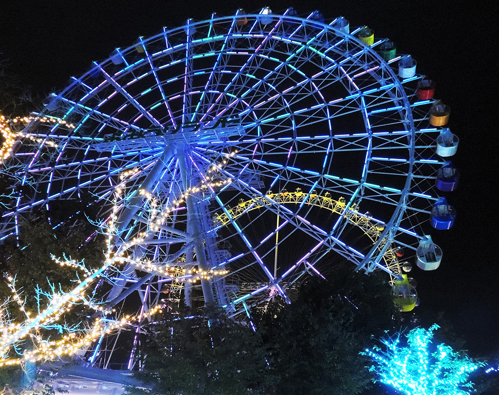 新観覧車(手前)と大観覧車(奥)/よみうりランド(東京都/稲城市)