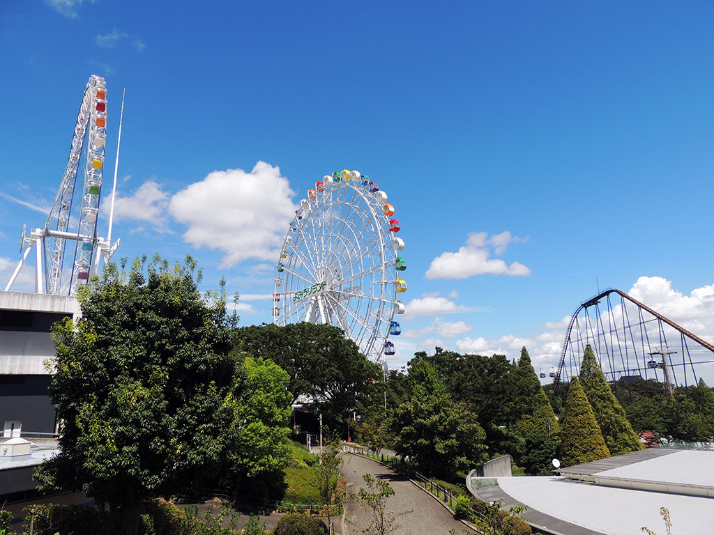 2つの観覧車とコースター「バンデット」/よみうりランド(東京都/稲城市)