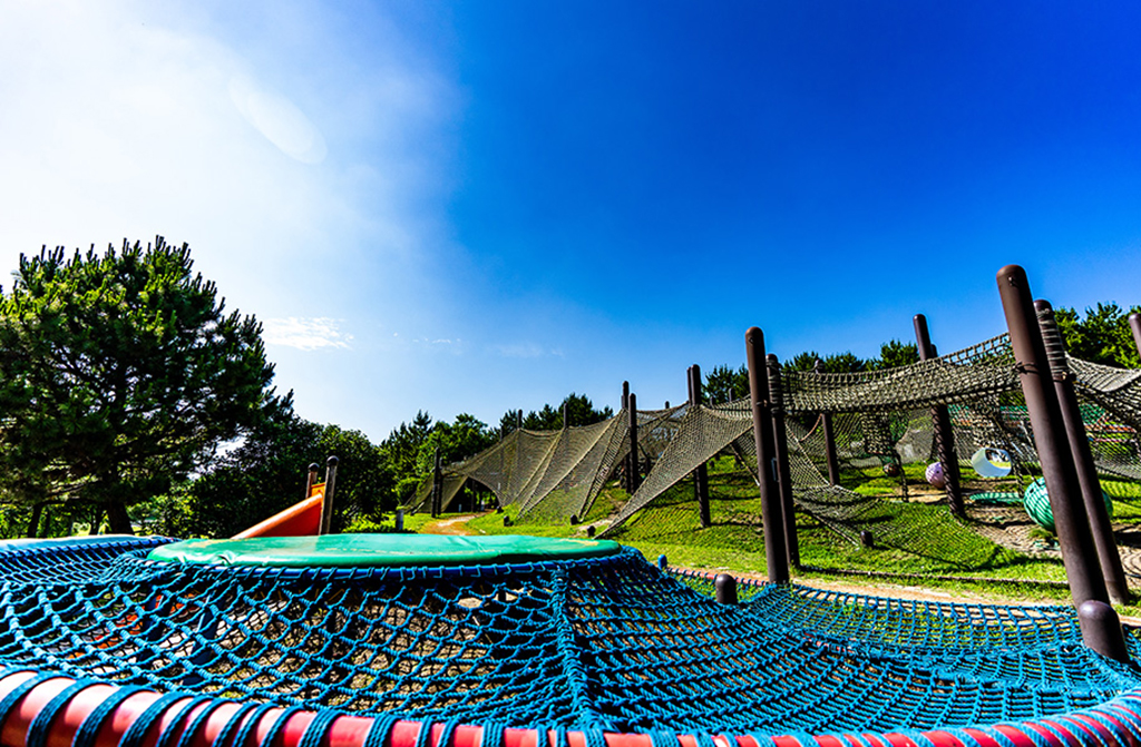幼児コーナーにはトランポリン等の複合遊具あり/山口きらら博記念公園