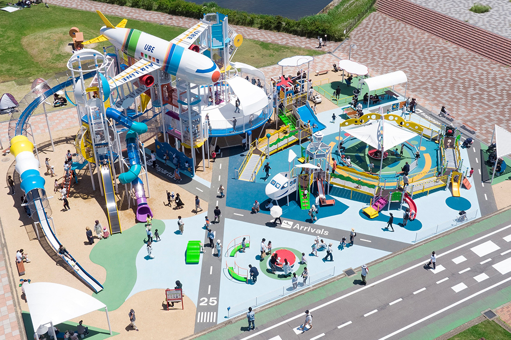 飛行機をモチーフにした大型遊具/山口宇部空港ふれあい公園