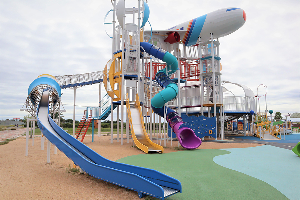 ロングスライダーやスパイラルスライダーなどの滑り台がたくさん/山口宇部空港ふれあい公園