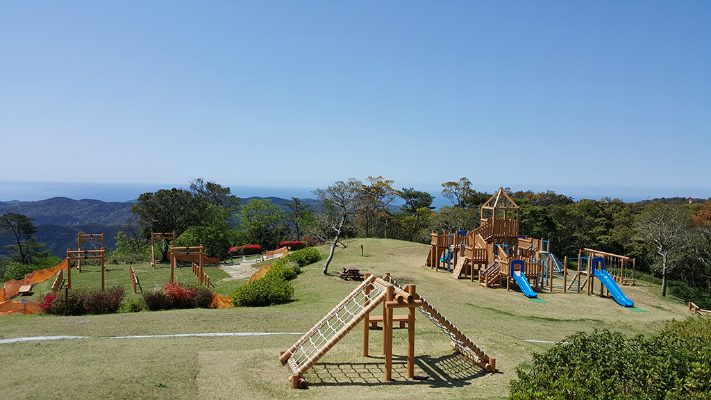 遠くに海を臨む「冒険の森アスレチック」/ながさき県民の森（長崎市）