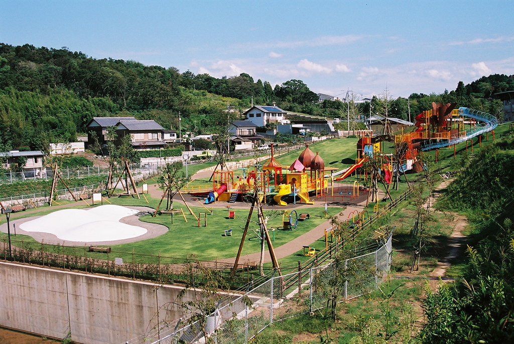 ふわふわドームや大型複合遊具がある子どもの広場/秦山公園(高知県/香美市)
