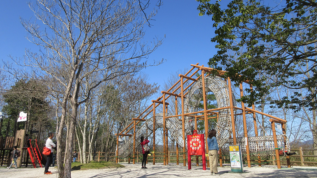 林間アスレチックコースの「猿渡り」と「ツチノコ」/国営備北丘陵公園（庄原市）