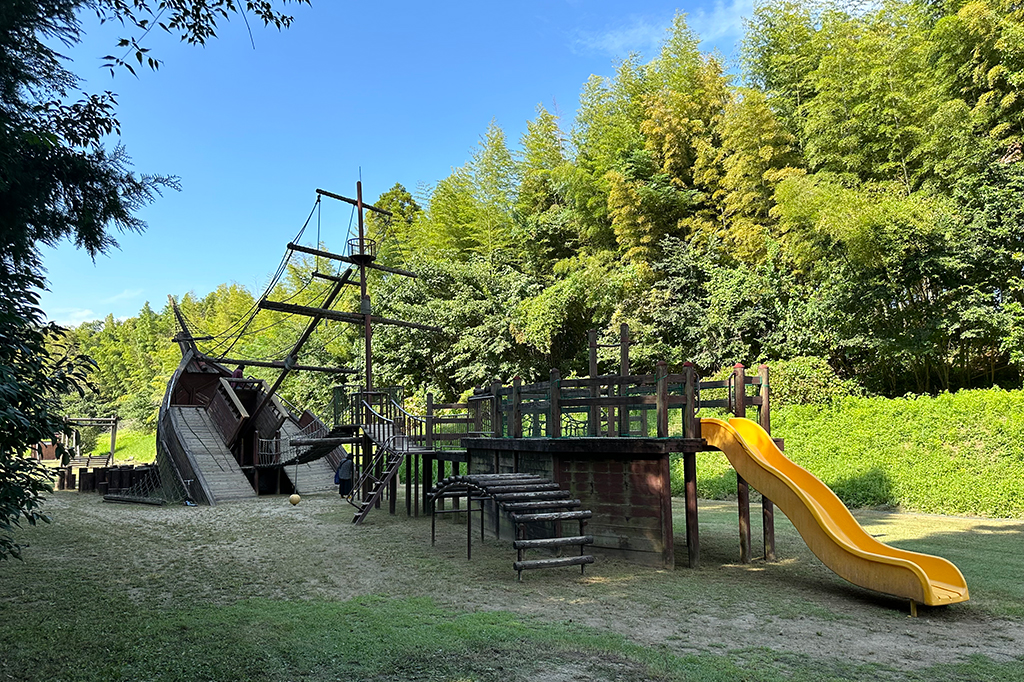 船の形をした大型複合遊具／塚原古墳公園（熊本市南区）